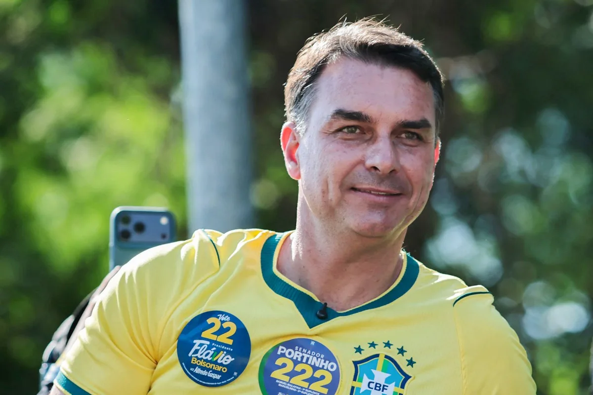 Campanha de Flávio contesta limites da Justiça Eleitoral após decisão de Dino