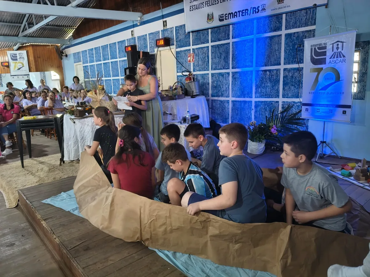 Estudantes levam leitura e teatro a idosos em São Martinho