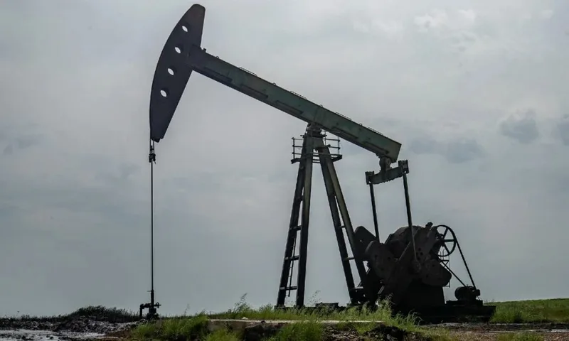 Petróleo avança após fechamento de oleoduto saudita e tensão com Irã