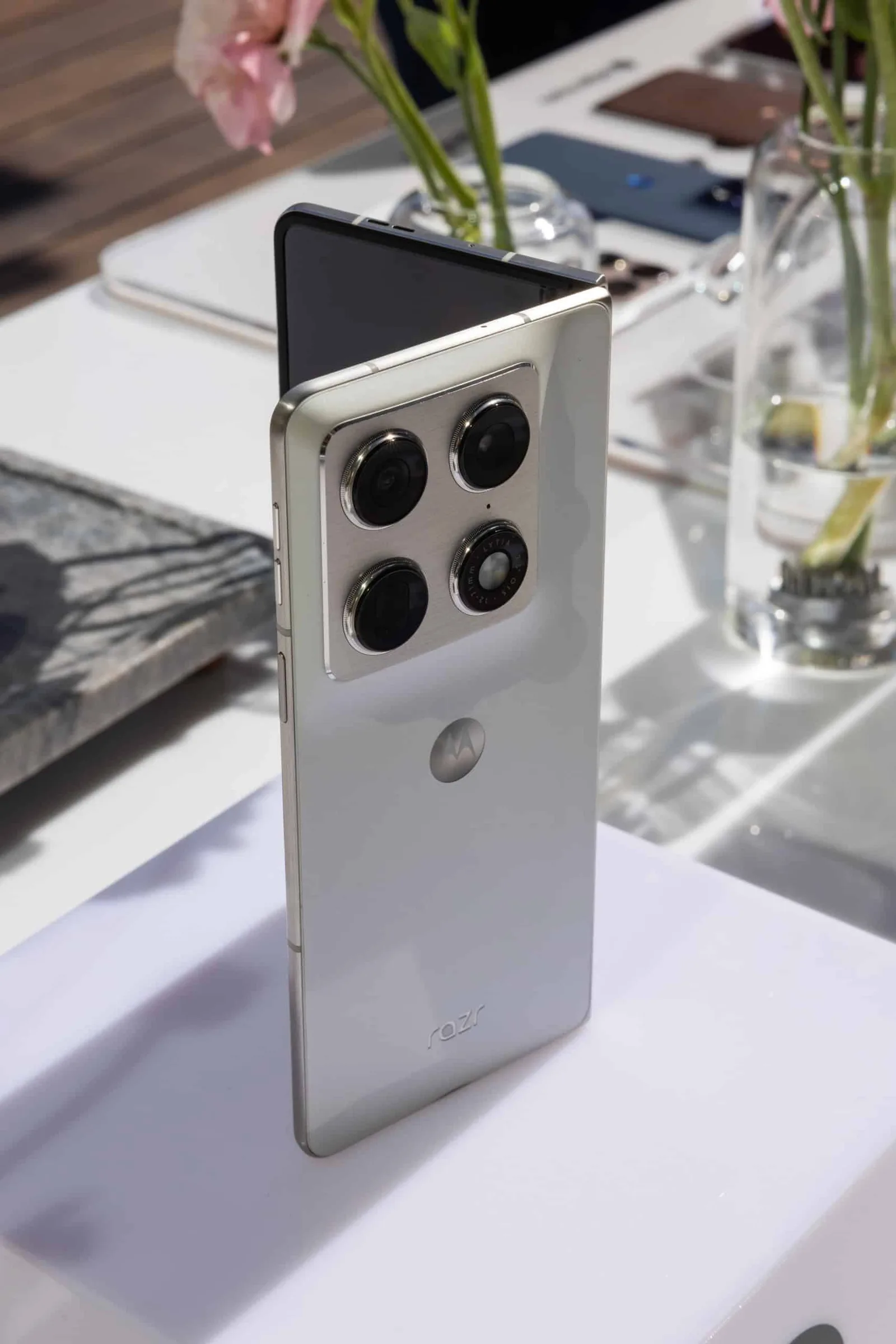 Novo Razr da Motorola deve adotar formato de livro e abertura lateral