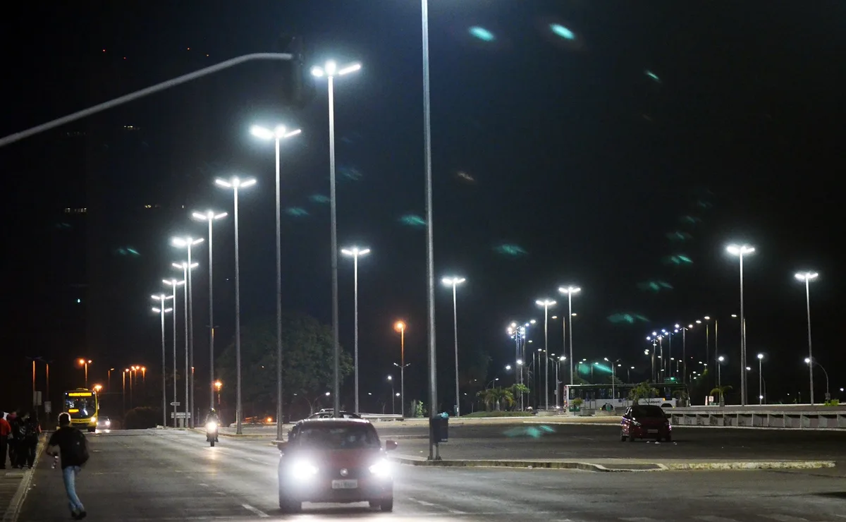 Iluminação pública do DF pode ser solicitada por telefone, aplicativo e internet