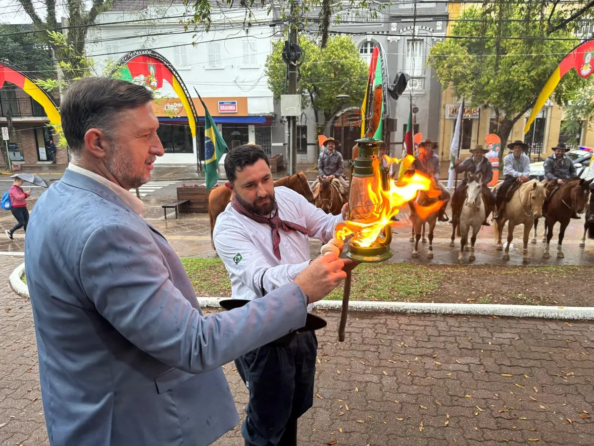 Cavaleiros da JTI levam centelha da chama crioula para empresa