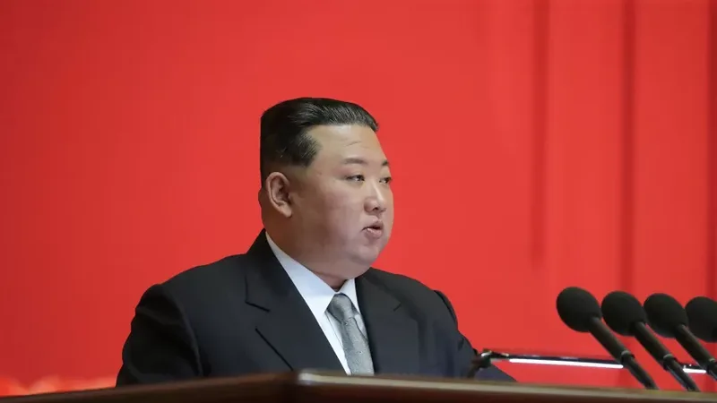 Kim Jong Un promete apoio à Rússia e chama guerra de “sagrada”