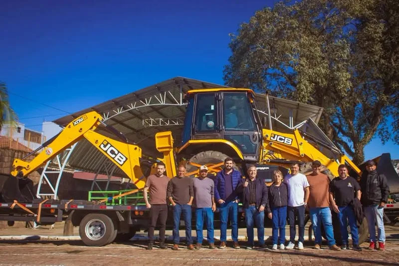 Pantano Grande recebe máquinas e veículos para renovar frota municipal