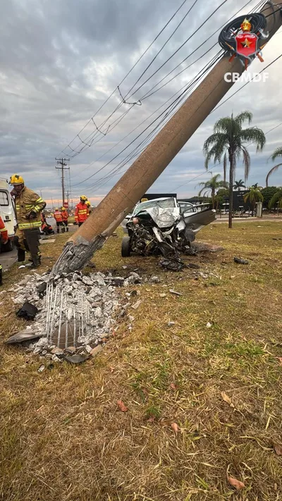 Neoenergia é acionada após colisão deixar condutor preso em veículo em Taguatinga