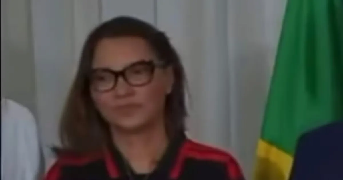 Janja exibe medalha de Nossa Senhora Aparecida em cerimônia com Lula