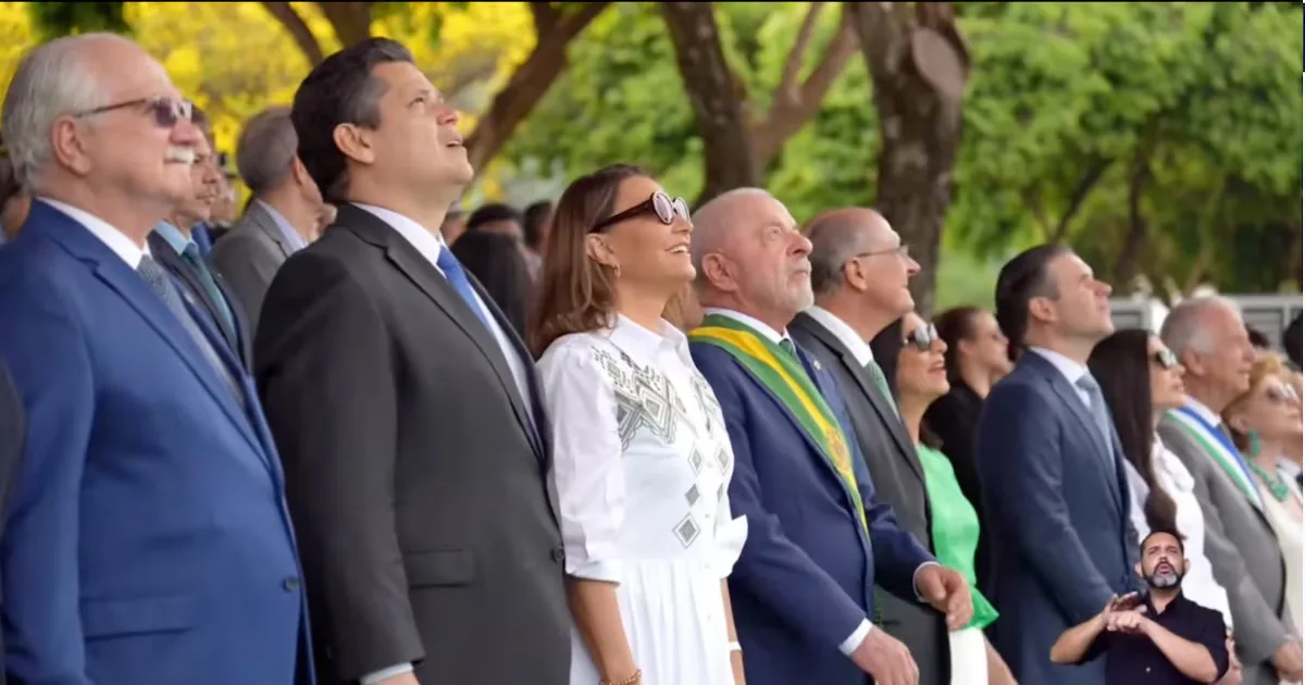 Desfile de 7 de Setembro reúne cúpula dos Três Poderes em Brasília