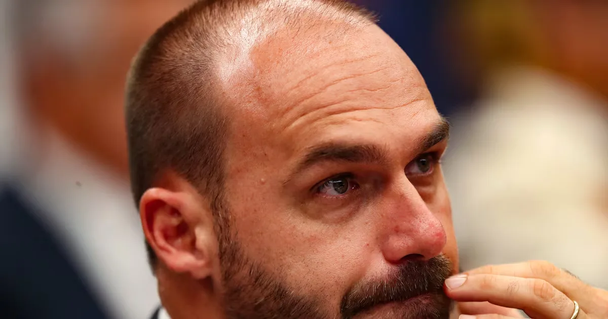 Dino vota para preservar condenação de Eduardo Bolsonaro por coação