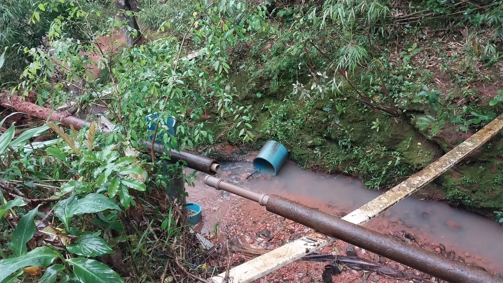 Ruas do Bairro Esmeralda seguem sem água após rompimento de tubulação