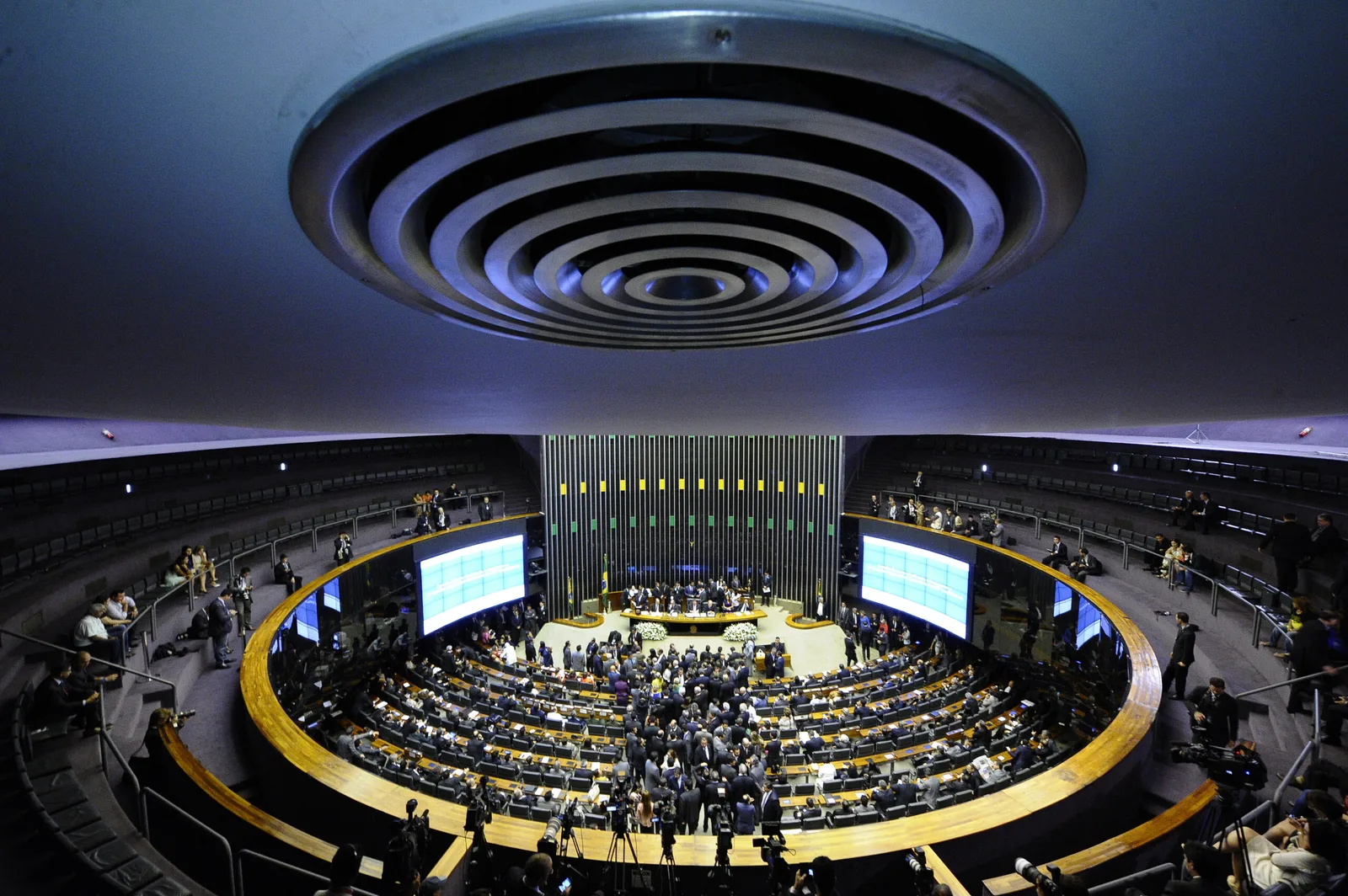 Como os deputados decidem leis, fiscalização e destino do dinheiro público