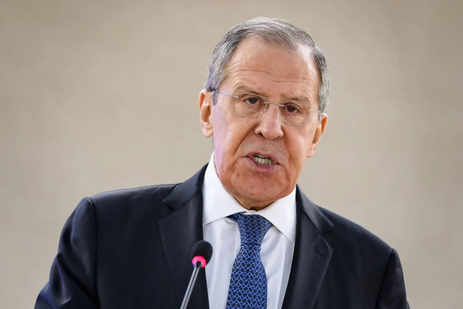 Lavrov critica ações dos EUA e acusa Europa de dificultar paz na Ucrânia