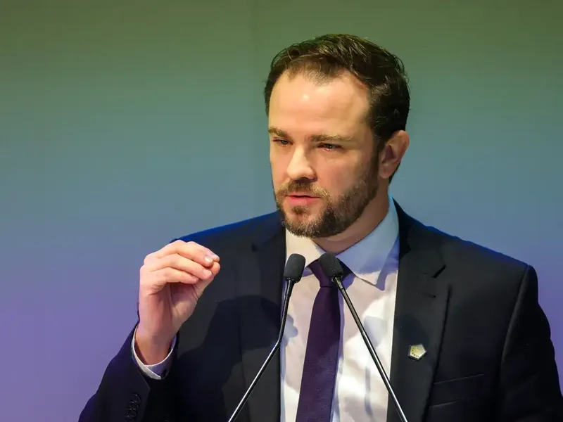 Durigan defende revisão de gastos e cobra transparência do STF