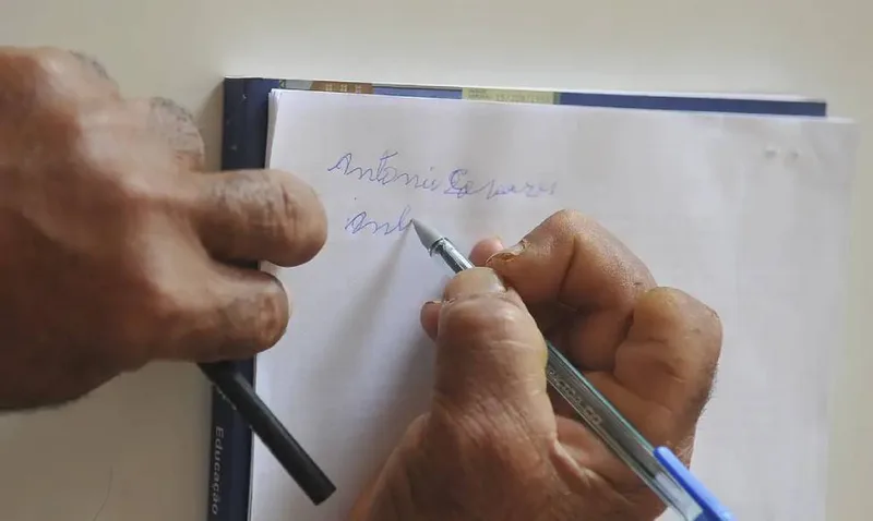 IBGE aponta desigualdades em educação, moradia e política para pessoas com deficiência