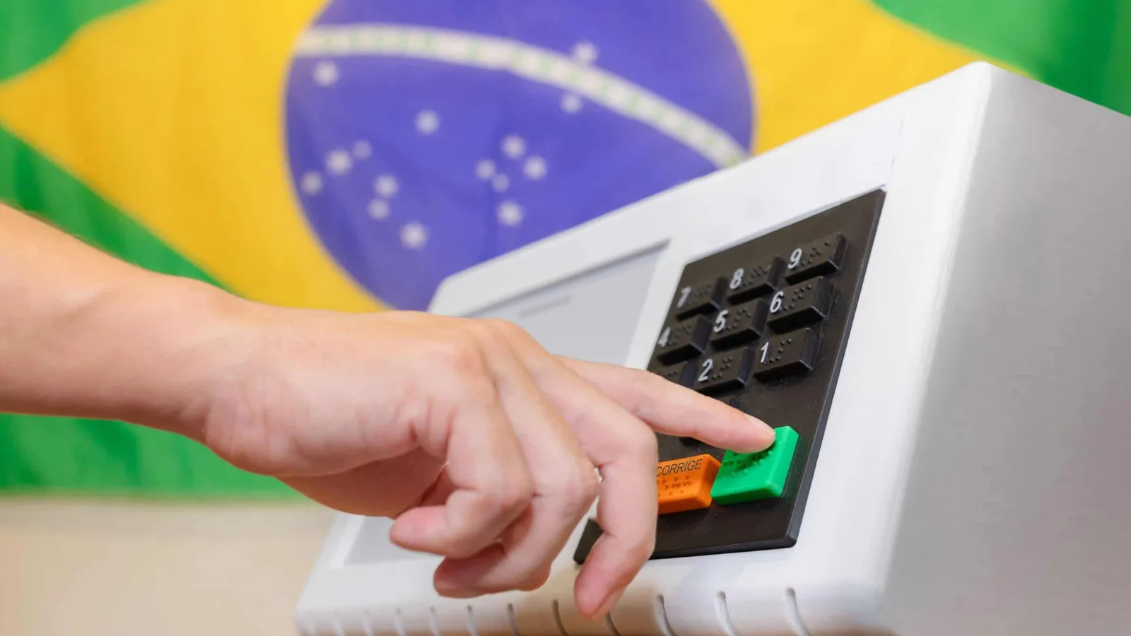 Como a urna eletrônica combina software e hardware para proteger a votação