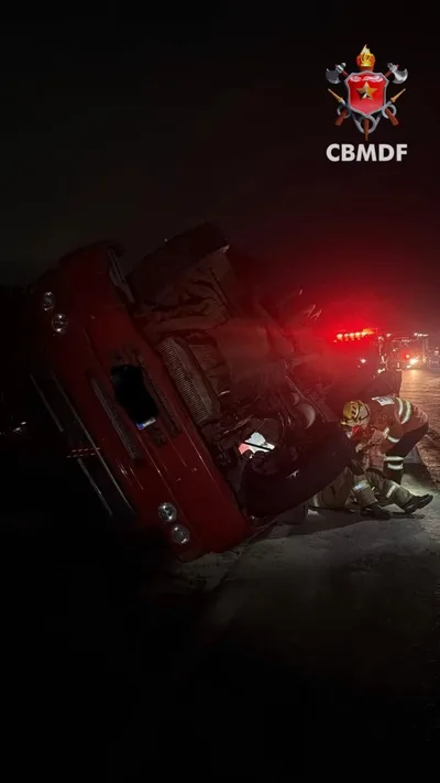 Motorista é atendido após tombamento de caminhão na BR-251