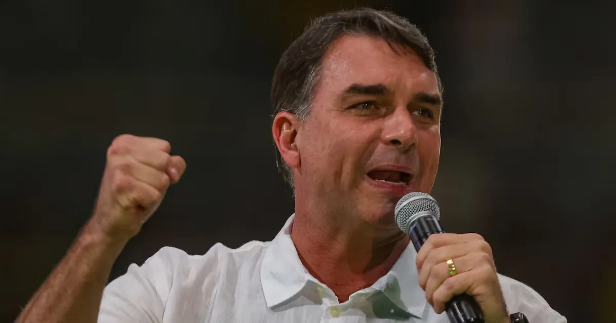 Flávio Bolsonaro acusa Moraes de perseguição e cobra ação do Senado