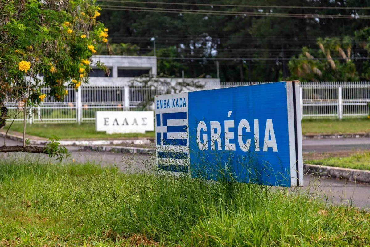 Denúncias na embaixada grega incluem acidente com soda cáustica e jornada ampliada
