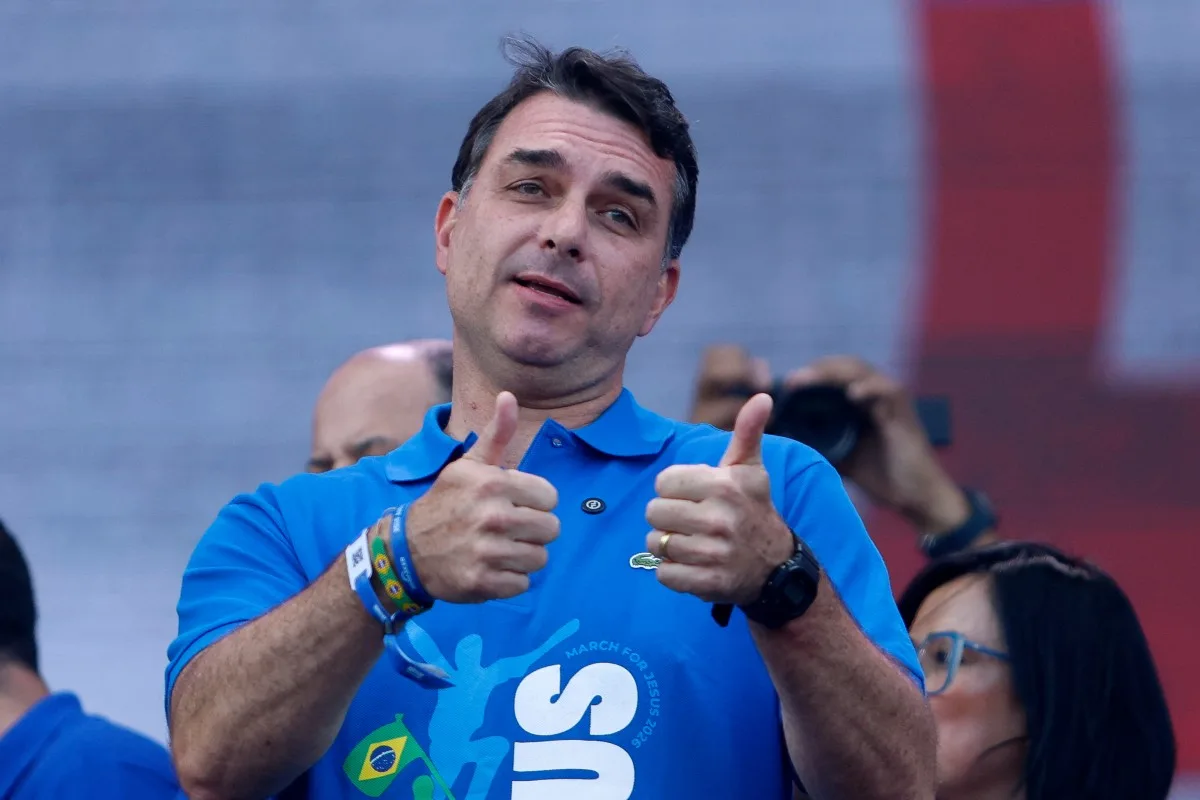 Flávio Bolsonaro diz que tentativas de interferência não impedirão sua candidatura