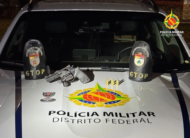 Filha assume propriedade de arma achada em sofá e acaba presa no Distrito Federal