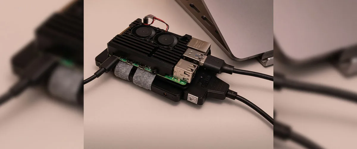 Dois servidores de 1 GB sustentam rádio, nuvem e VPN em projeto doméstico