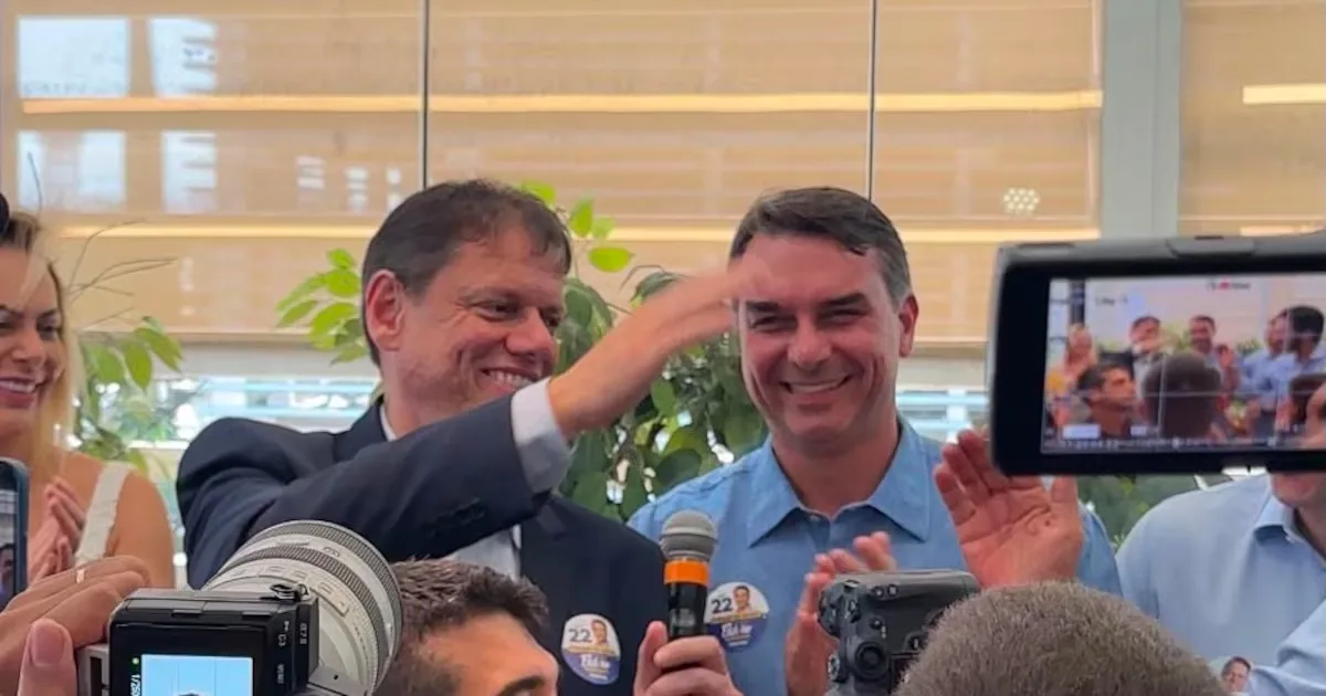Flávio Bolsonaro pede oração por “espada da Justiça” em culto em São Paulo