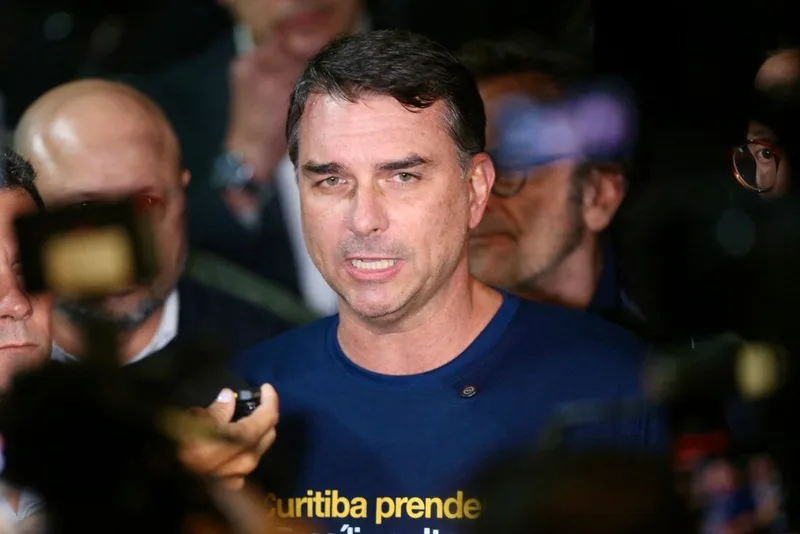 Flávio Bolsonaro promete romper aliança entre Lula e Moraes