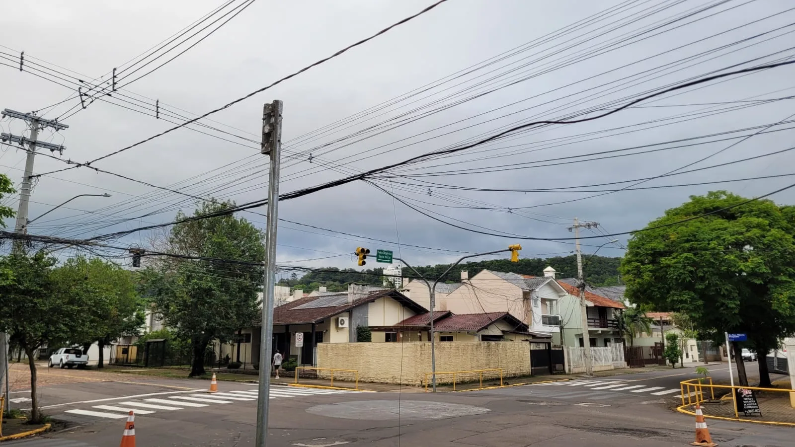 Semáforo danificado por caminhão terá reinstalação nesta quarta-feira