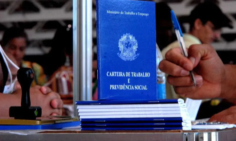 Desemprego cai a 5,3% até agosto, com avanço maior da informalidade
