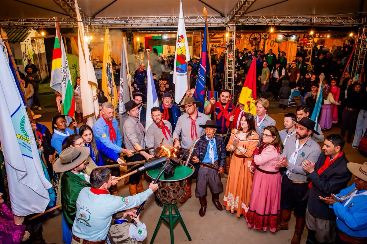 Chamas crioulas são unificadas na abertura da Semana Farroupilha em Venâncio Aires