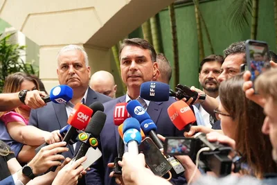 Flávio Bolsonaro cobra análise de 54 pedidos contra Moraes no Senado