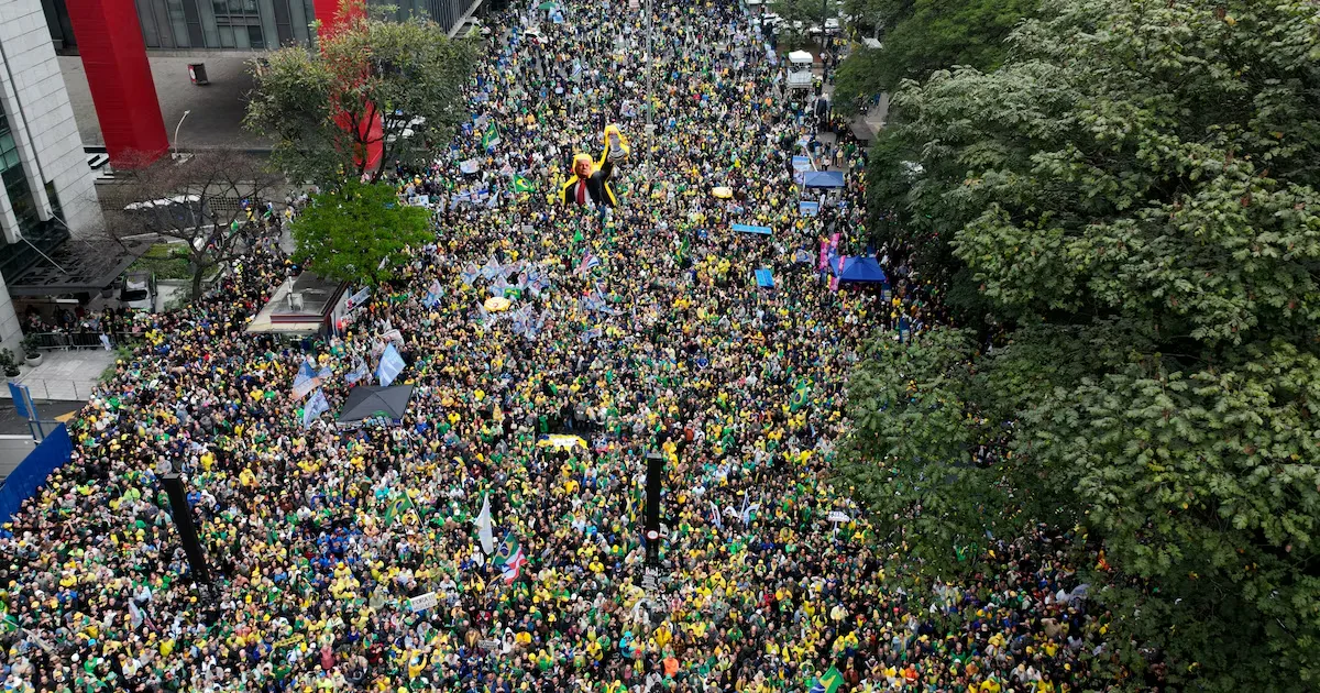 Flávio Bolsonaro associa voto em Lula a Moraes durante ato na Paulista