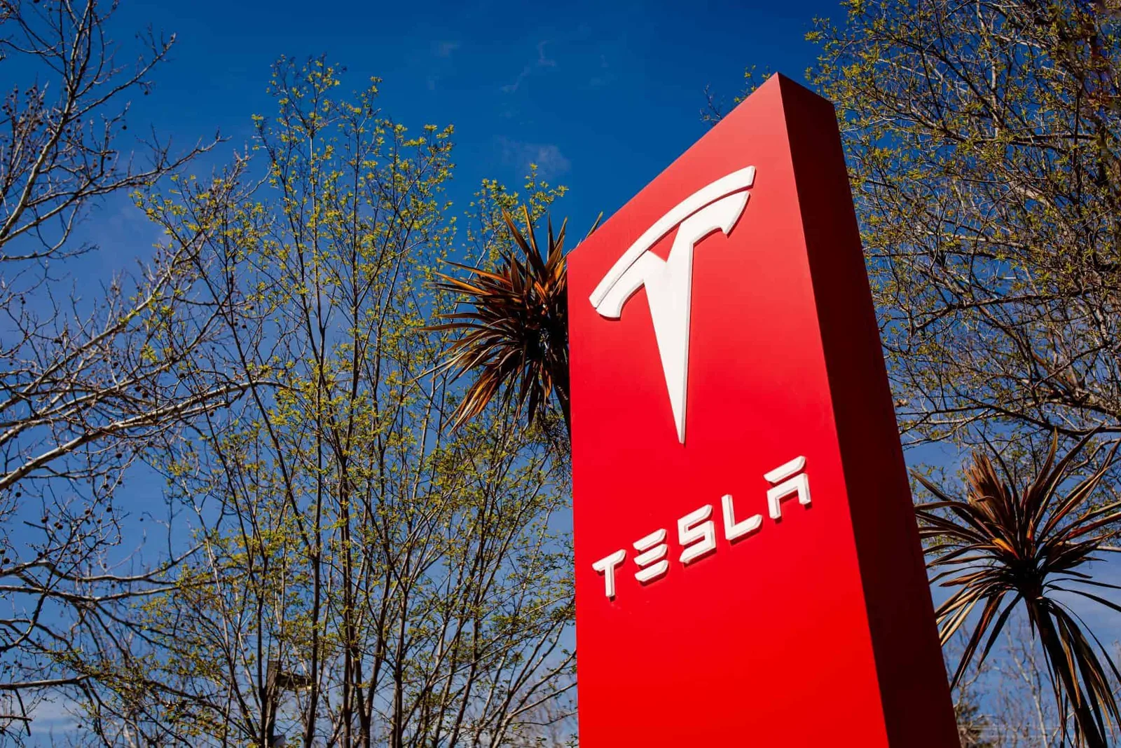 Tesla enfrenta julgamento na Califórnia por acusações de discriminação racial