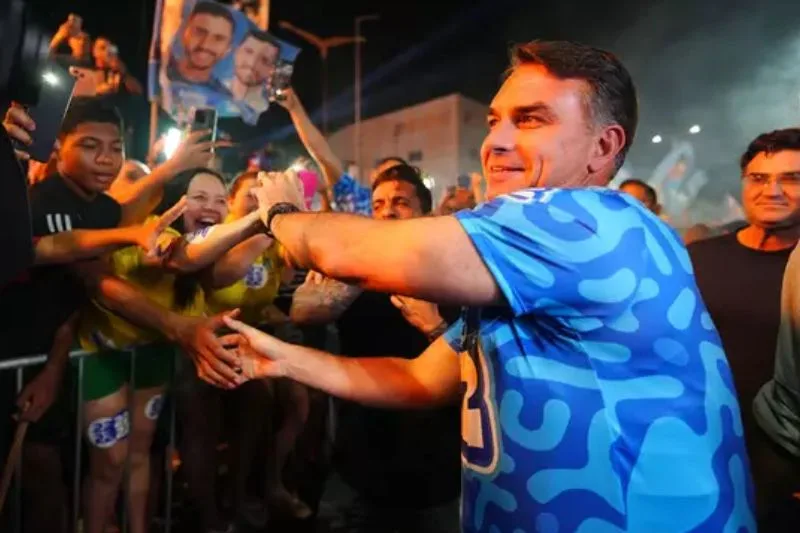 Flávio Bolsonaro promete ferrovias e água no Nordeste se eleito
