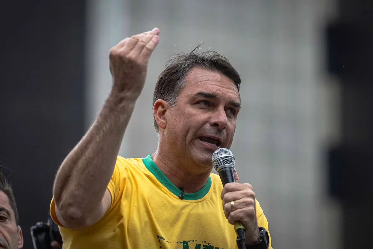 Flávio Bolsonaro quer cadastrar apoiadores para acompanhar votação e apuração