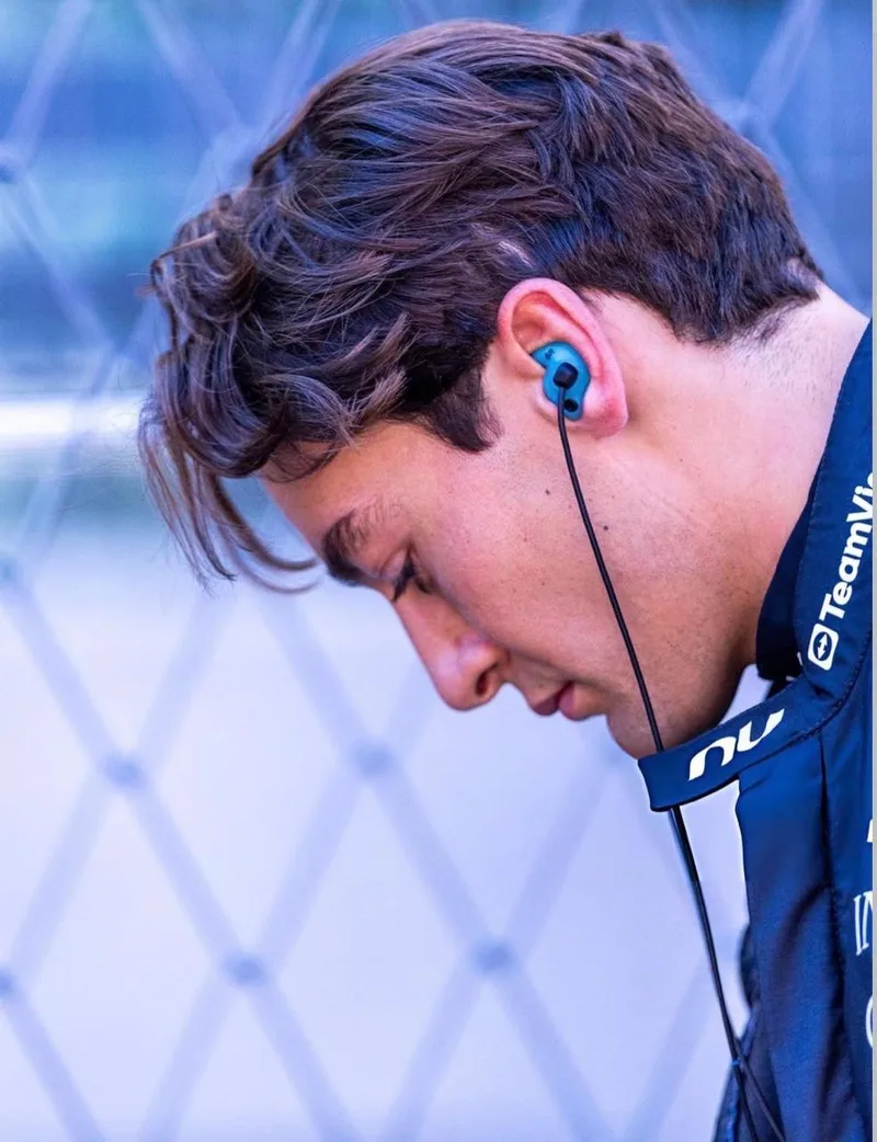 Russell enfrenta crise técnica enquanto Antonelli amplia vantagem na Mercedes