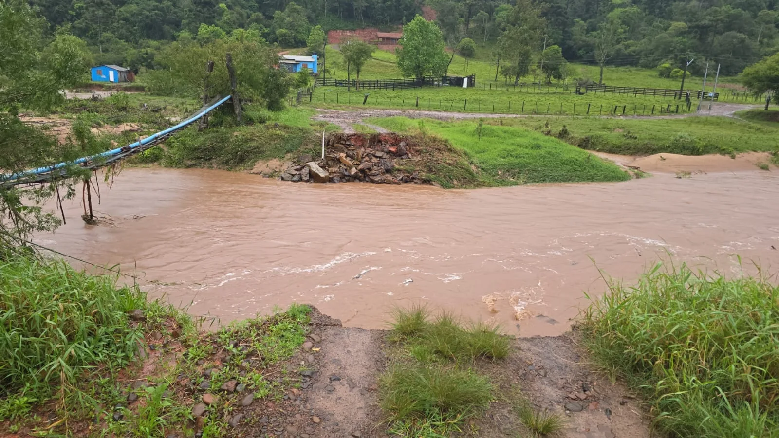 Chuva acumulada supera 115 milímetros e afeta acessos e escolas em Candelária