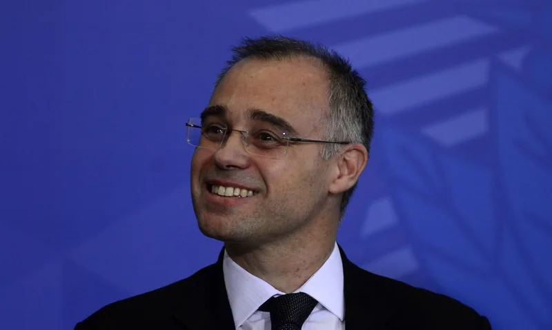 STF retira tornozeleira de ex-ministro investigado por descontos no INSS