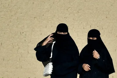 Itália veta burca e niqab em escolas e fixa limite para alunos com pouco italiano