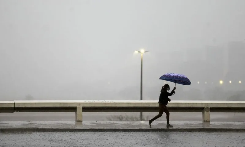 Frente fria avança pelo Centro-Sul com chuva intensa e rajadas acima de 90 km/h