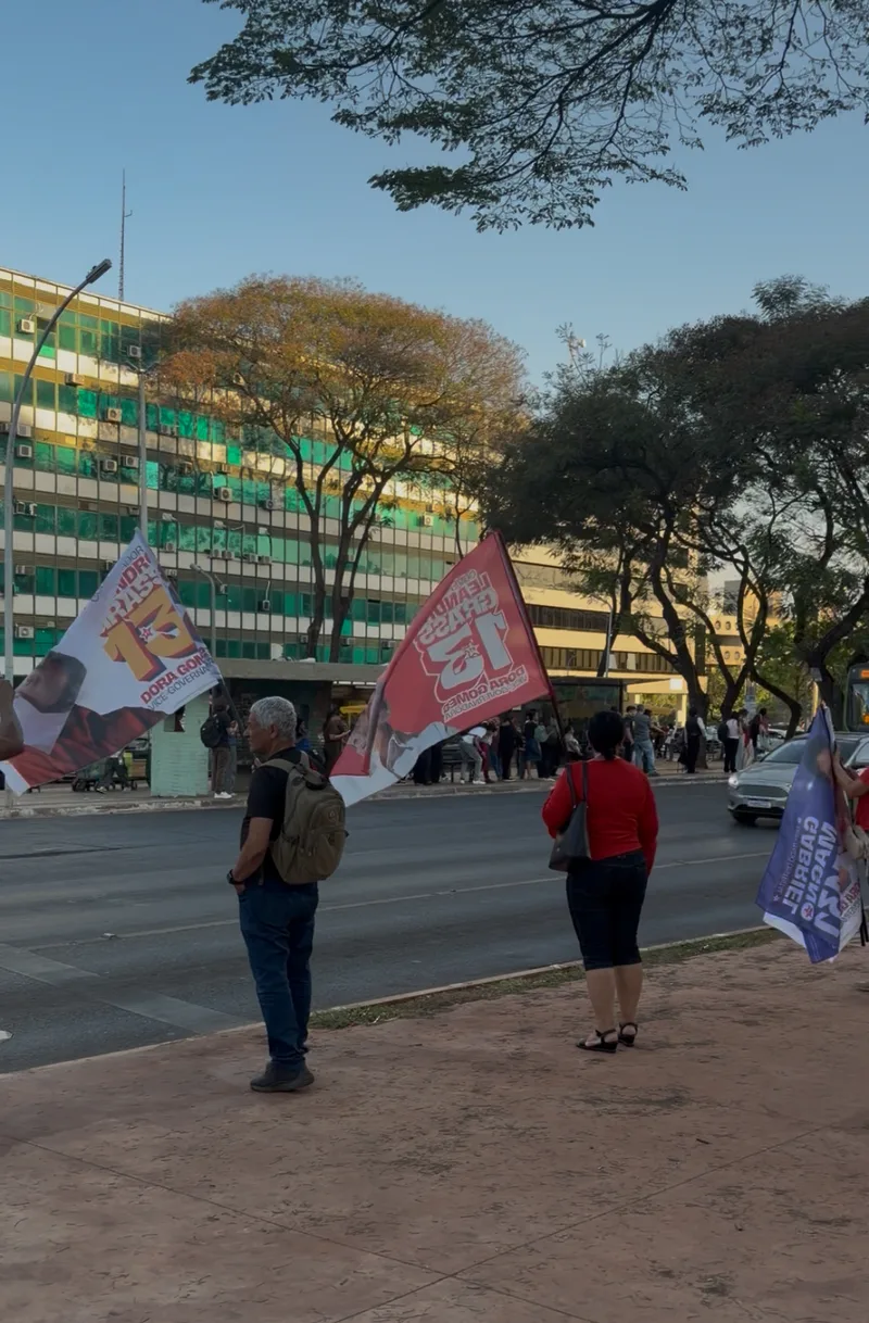 Renda de campanhas ajuda jovem a estudar e ambulante a pagar contas no DF