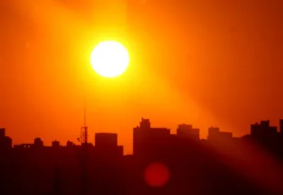 Agosto empata com julho de 2023 como mês mais quente já registrado