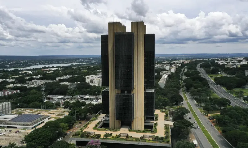 BC vende US$ 1 bilhão à vista e faz swap reverso em operação casada