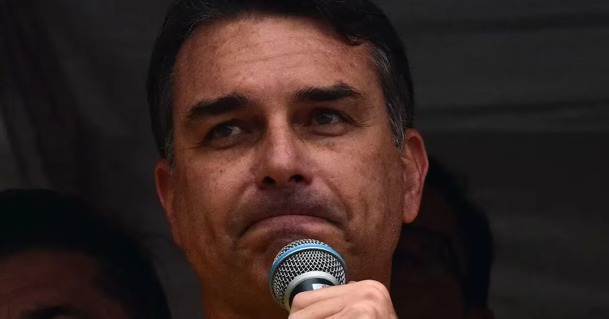 Flávio Bolsonaro acusa Dino de interferência após operação sobre filme