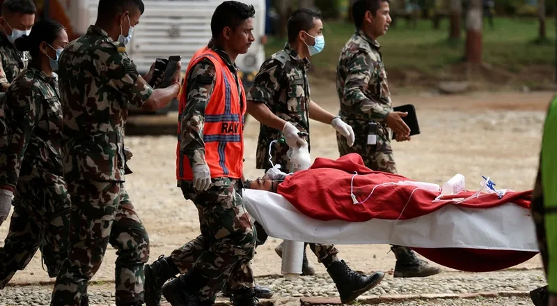 Dois trabalhadores são resgatados nove dias após enxurradas no Nepal