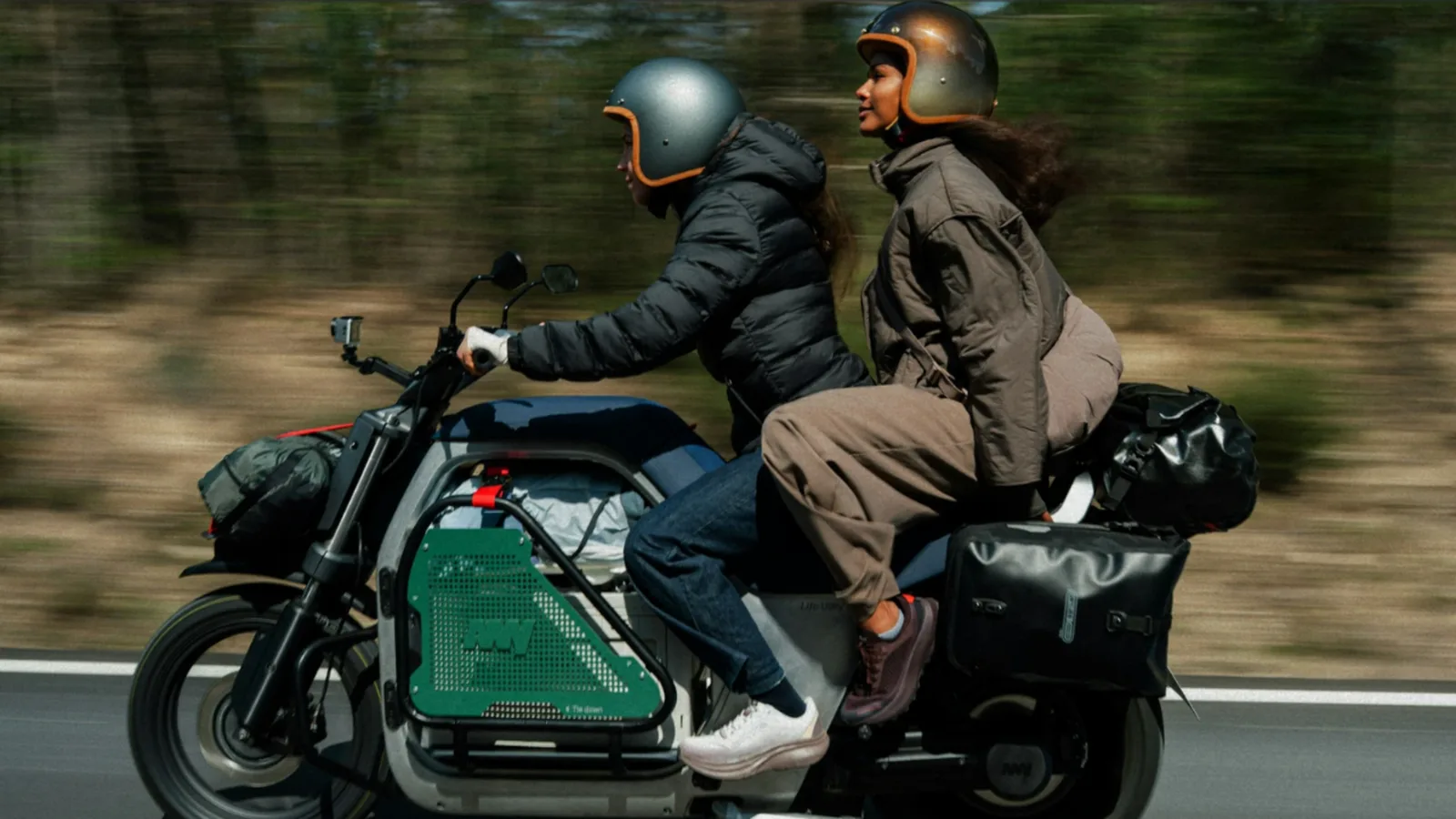 Moto elétrica LUV1 chega a 100 km/h e permite escolher configuração