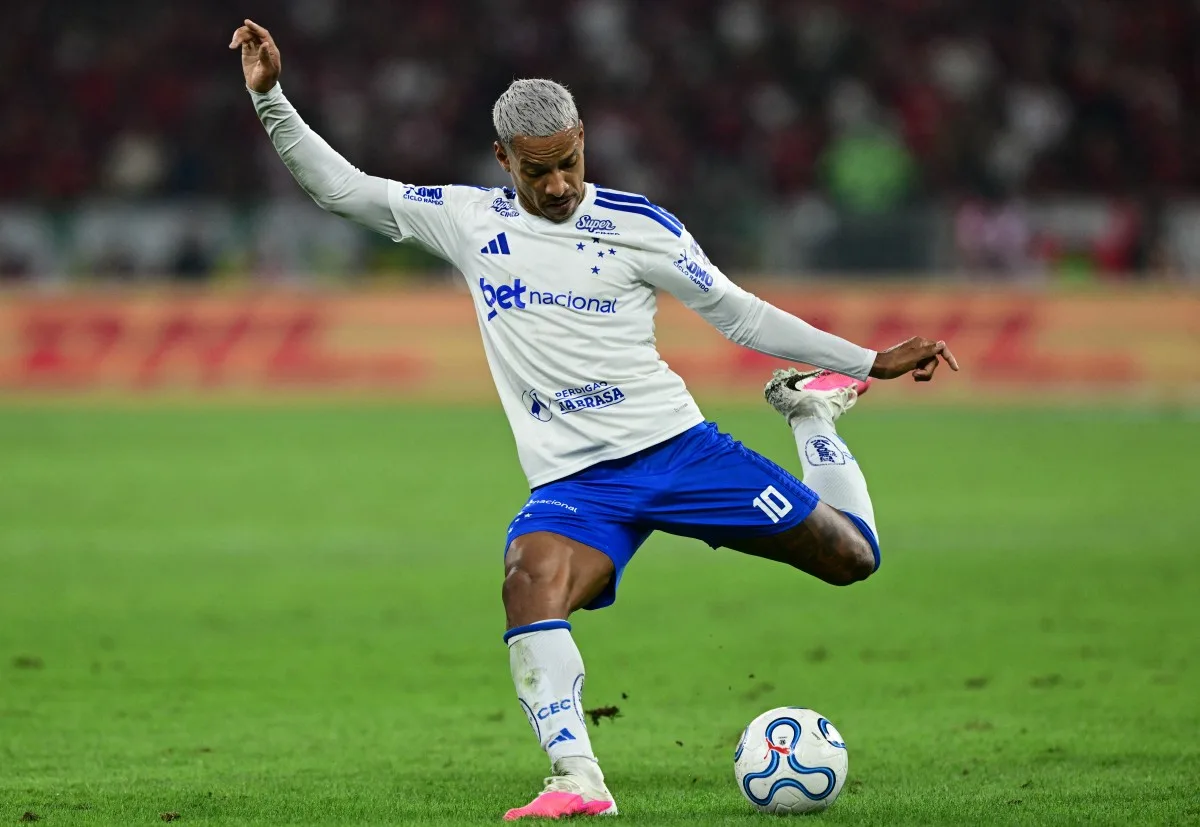 Cruzeiro supera Athletico-PR por 3 a 1 e se aproxima do bloco de cima