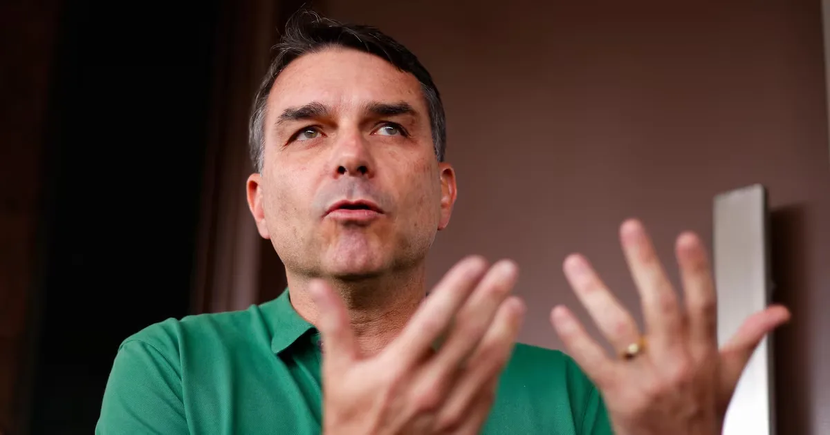 Investigação sobre filme de Jair Bolsonaro expõe contradições na campanha de Flávio