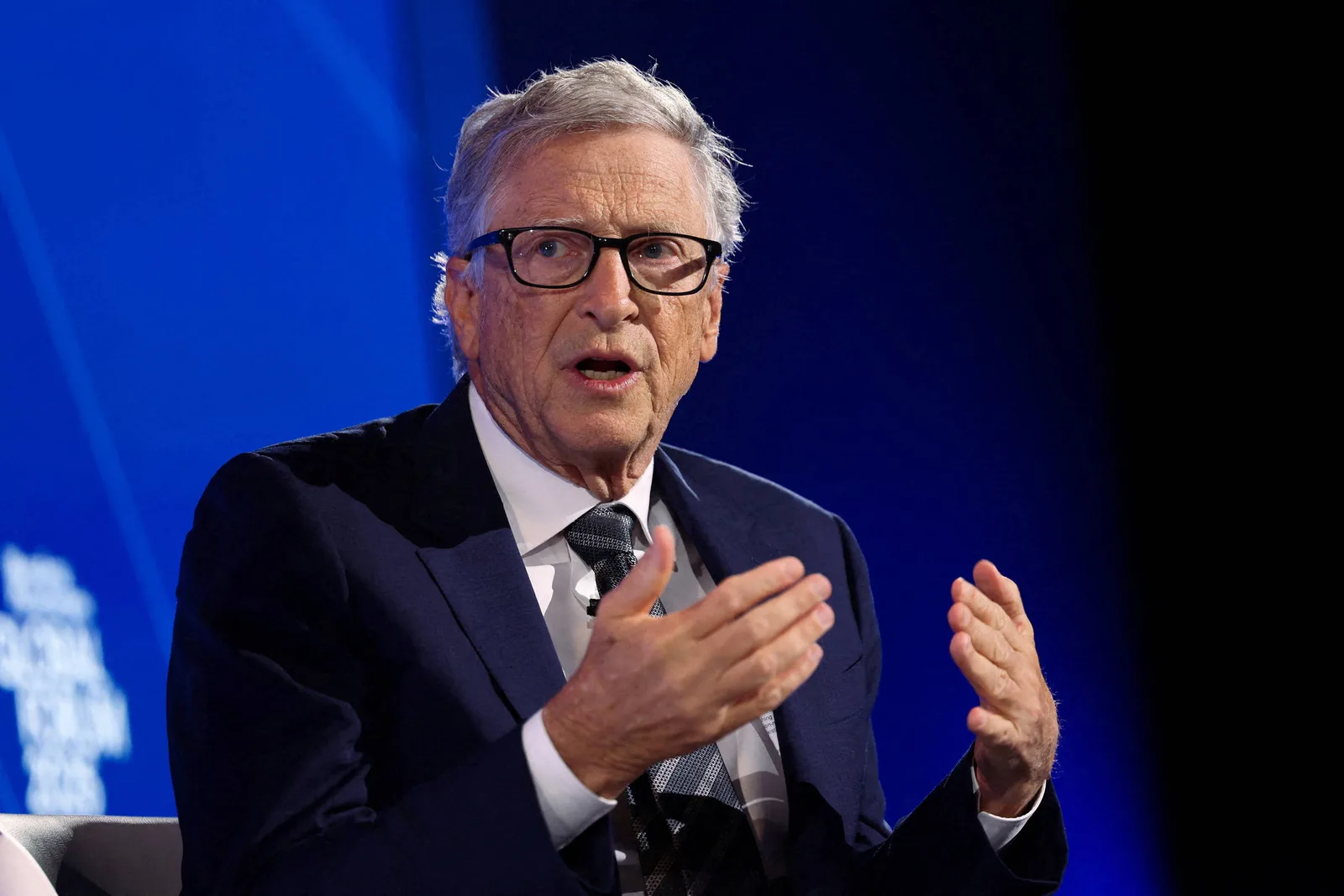 Gates mantém aposta em benefícios da IA, mas cobra limites externos