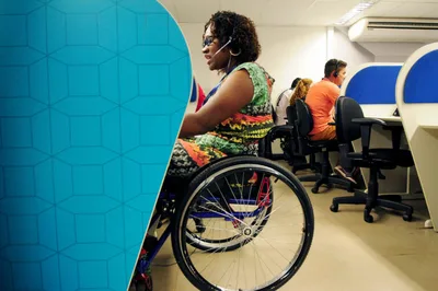 Mercado para PcDs concentra vagas operacionais e reduz opções remotas