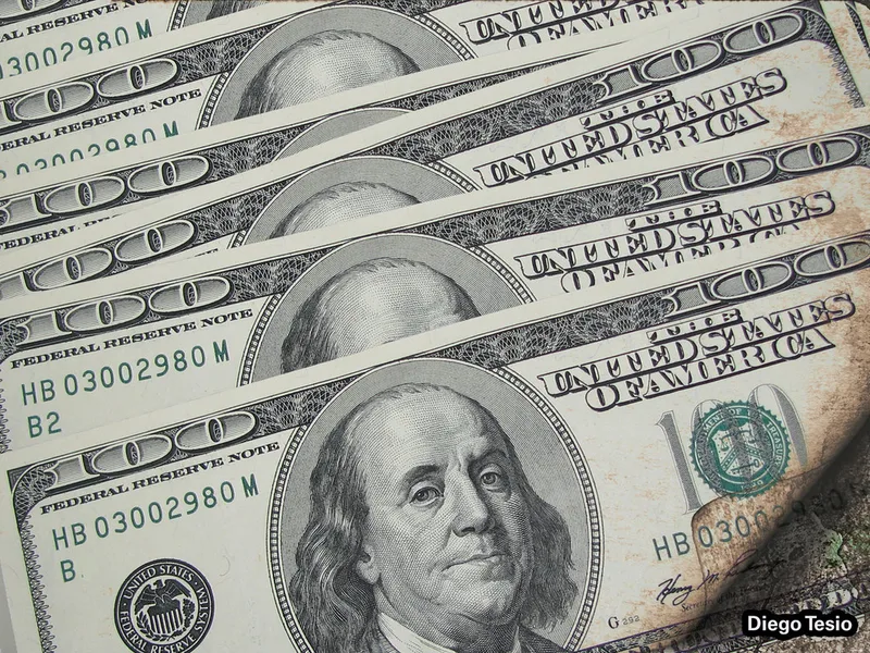 Petróleo dispara e amplia pressão sobre dólar e ativos brasileiros